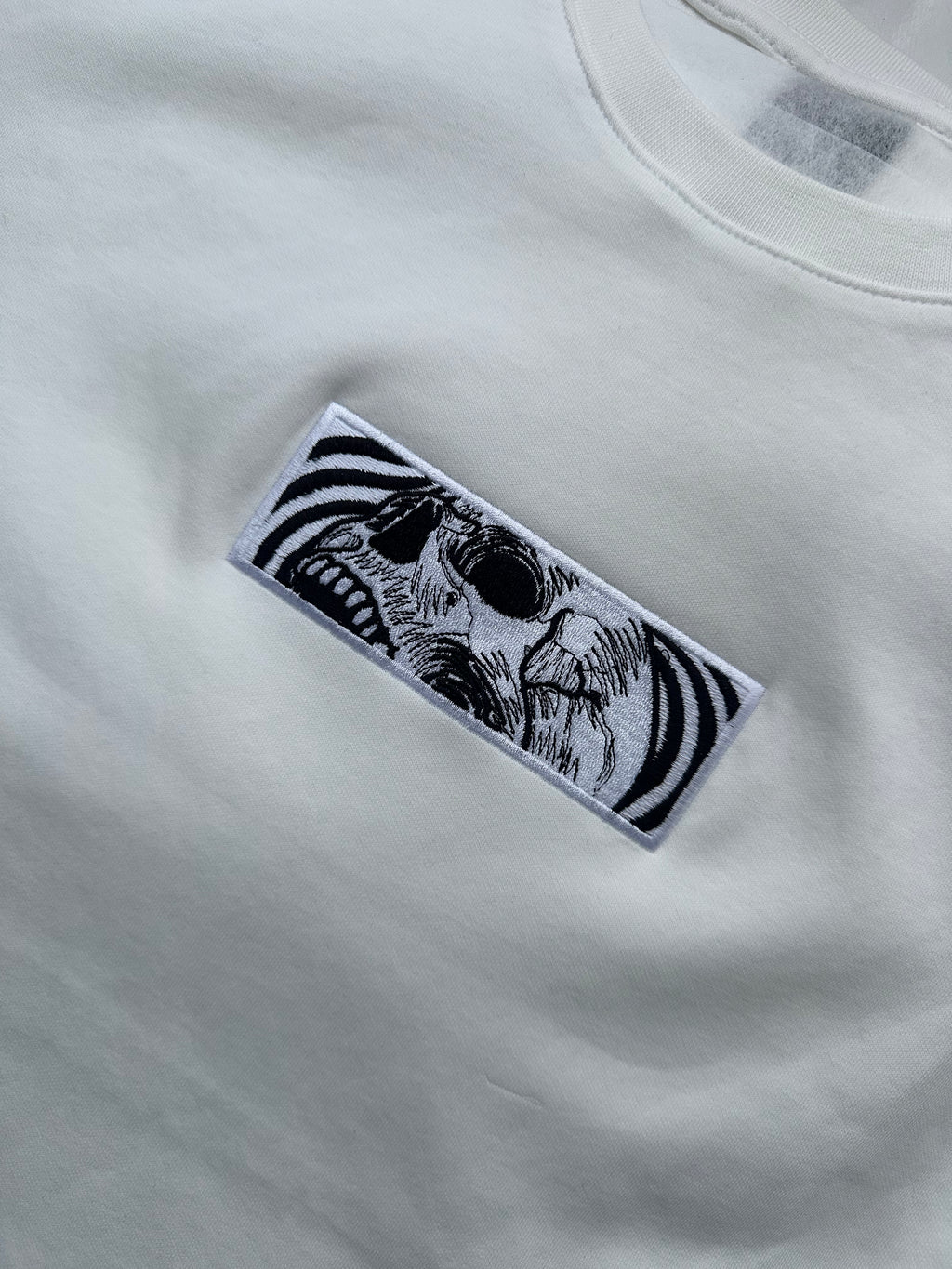Küller Kadar Sessiz Nakışlı Tshirt