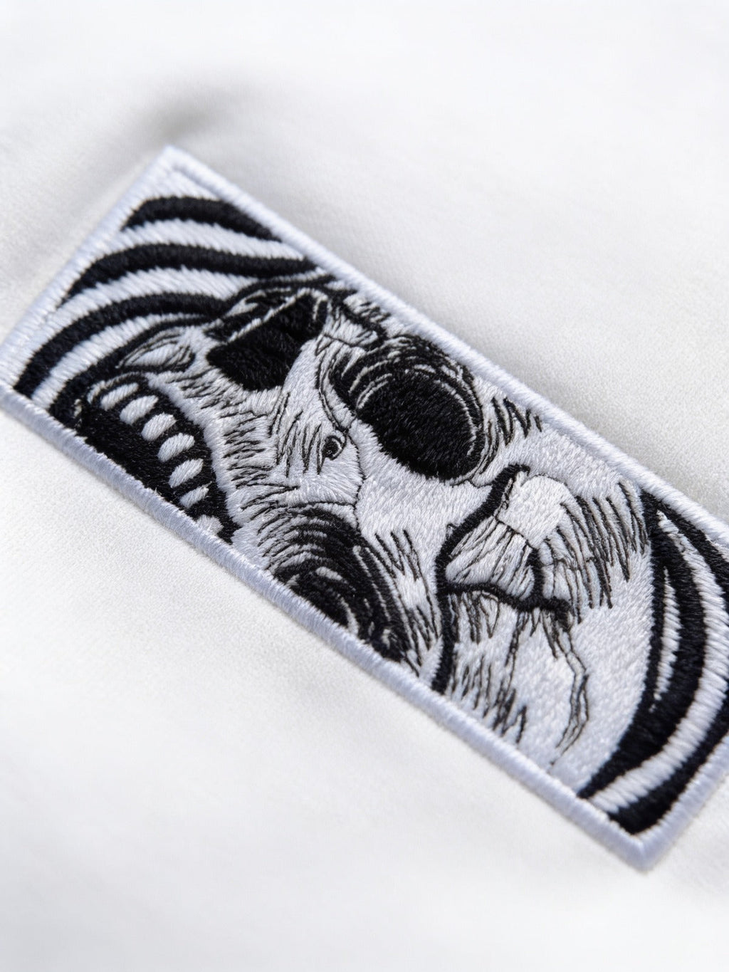 Küller Kadar Sessiz Nakışlı Sweatshirt