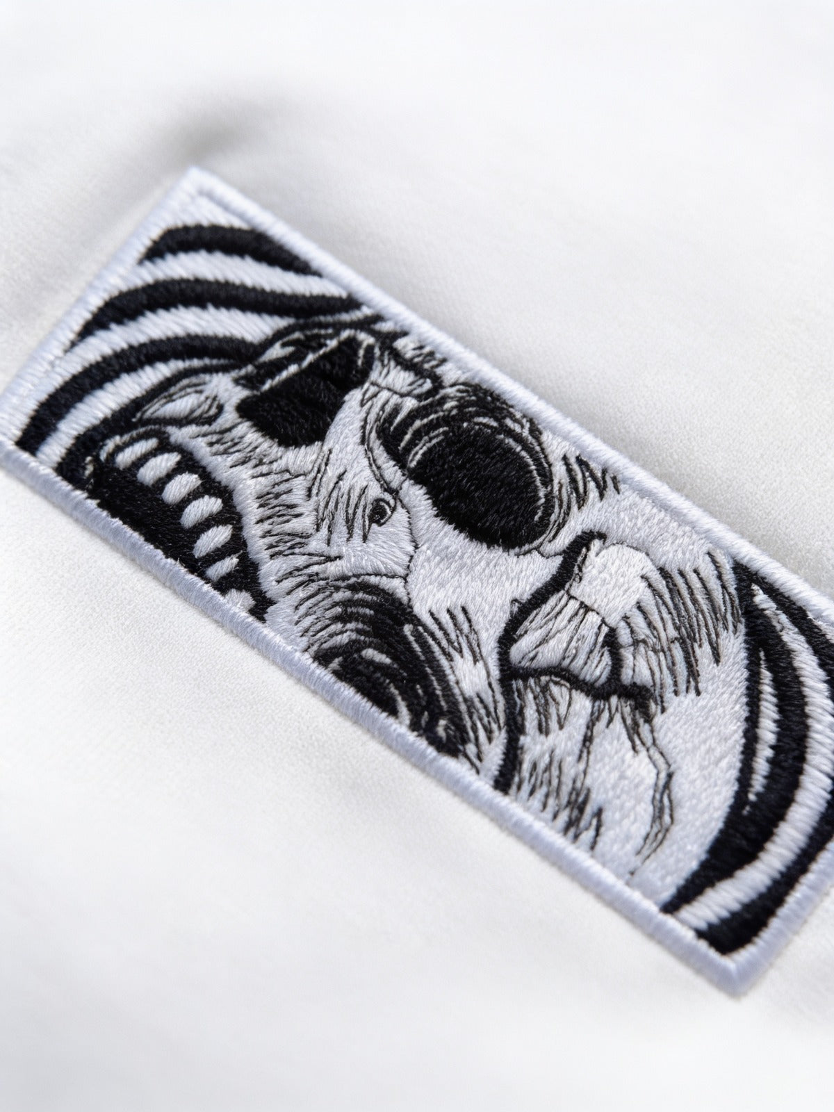 Küller Kadar Sessiz Nakışlı Sweatshirt