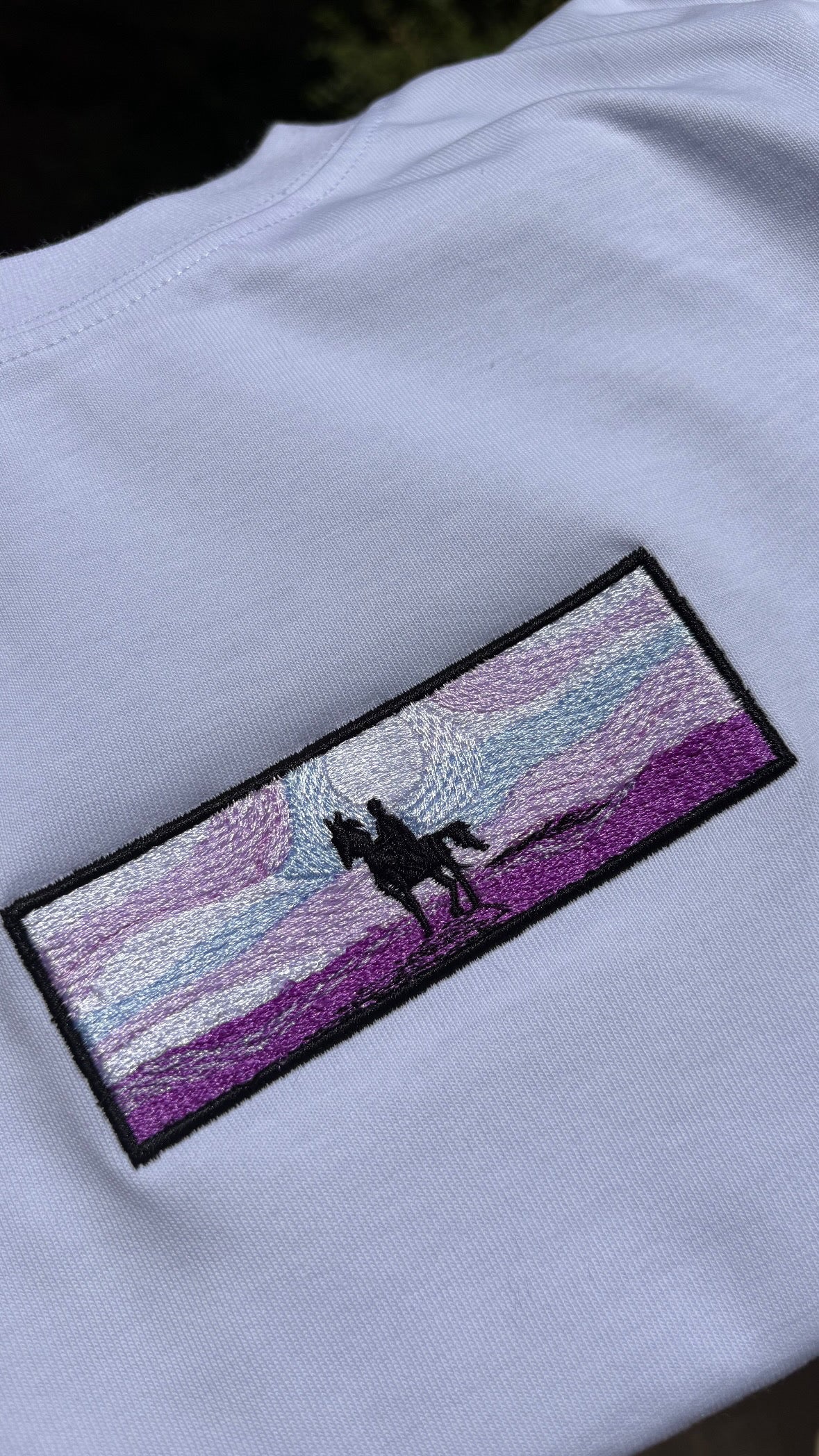 Geceye Karşı Nakışlı Tshirt